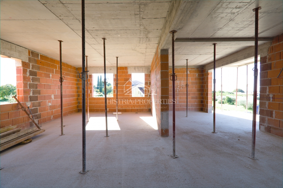 Prostoren 400m2 vrt in kakovostno stanovanje v novogradnji s čudovitim razgledom