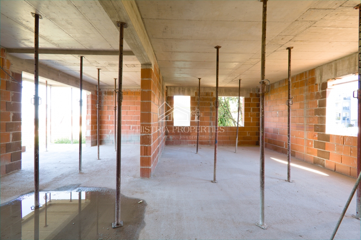 Prostoren 400m2 vrt in kakovostno stanovanje v novogradnji s čudovitim razgledom