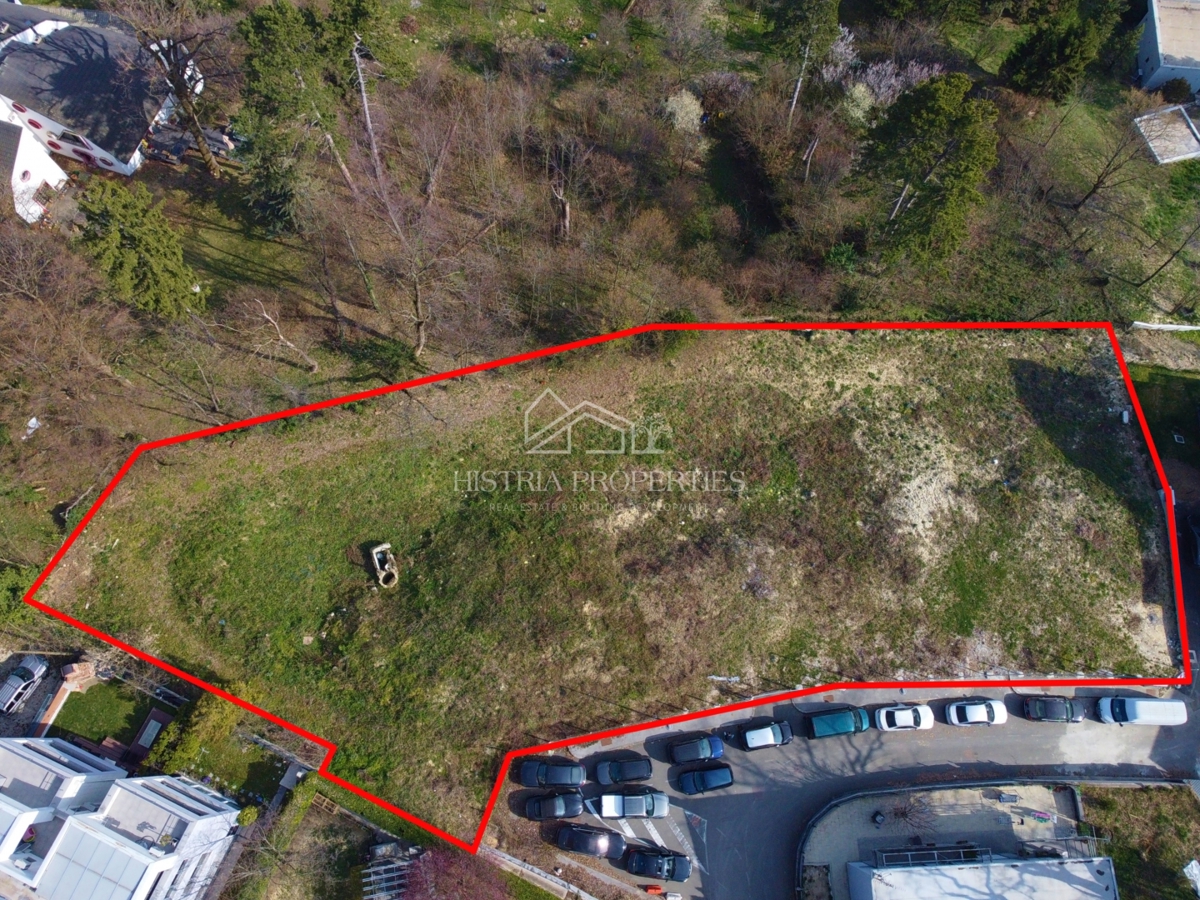 Zemljišče z velikim potencialom, veljavnim dovoljenjem in plačanim komunalnim prispevkom