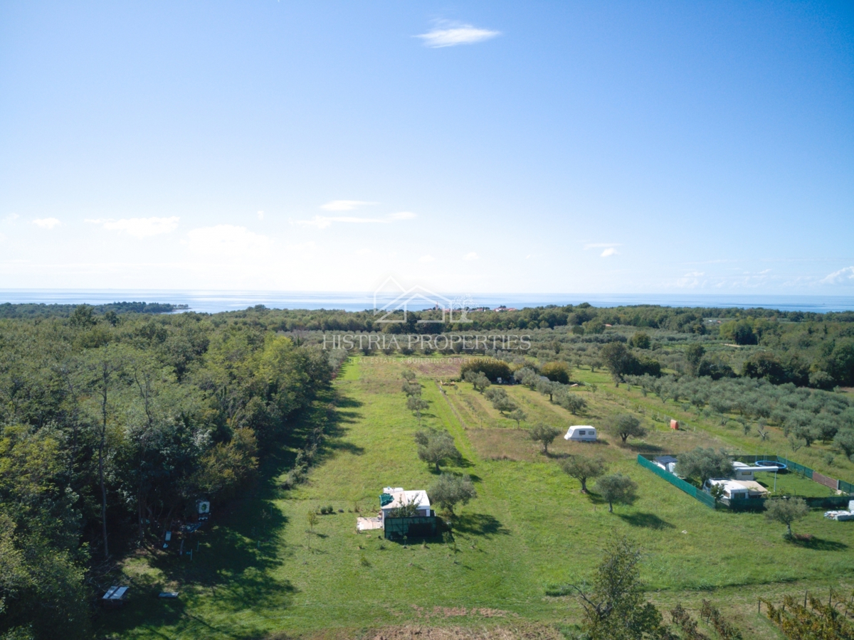 Vikend parcela na sončni lokaciji nedaleč od morja