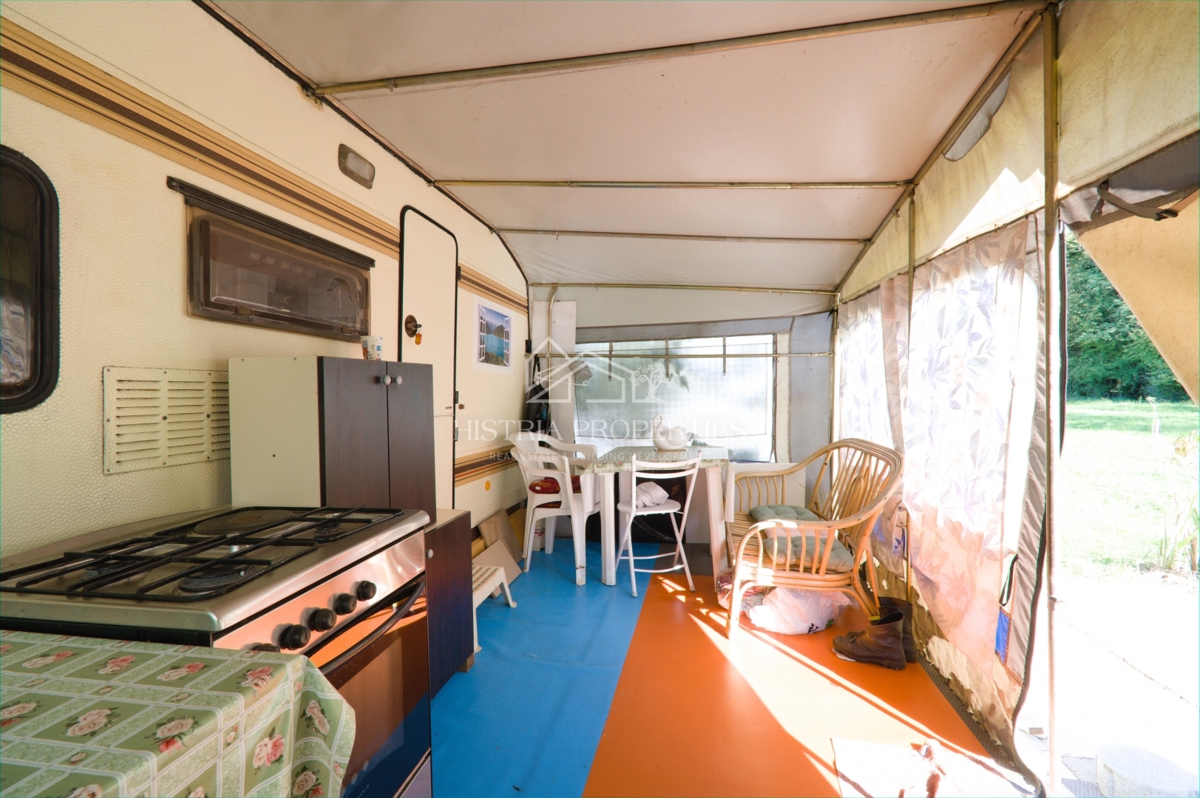 Vikend parcela na sončni lokaciji nedaleč od morja