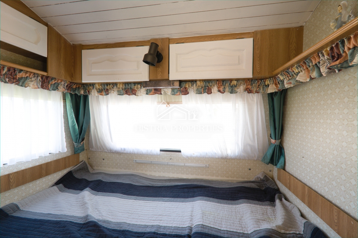 Vikend parcela na sončni lokaciji nedaleč od morja