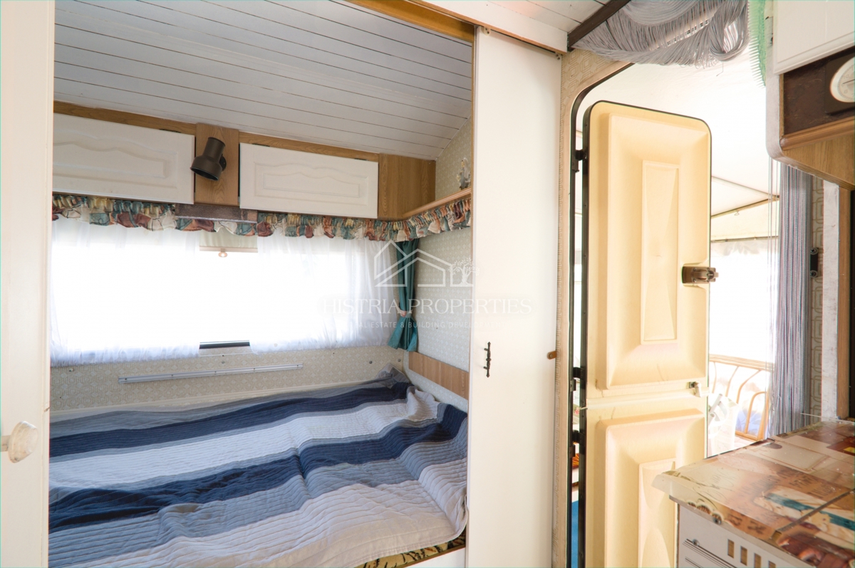 Vikend parcela na sončni lokaciji nedaleč od morja