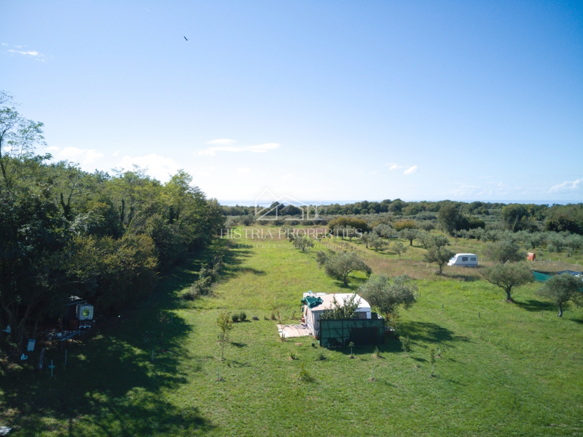 Vikend parcela na sončni lokaciji nedaleč od morja