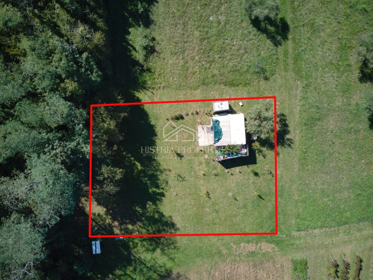Vikend parcela na sončni lokaciji nedaleč od morja