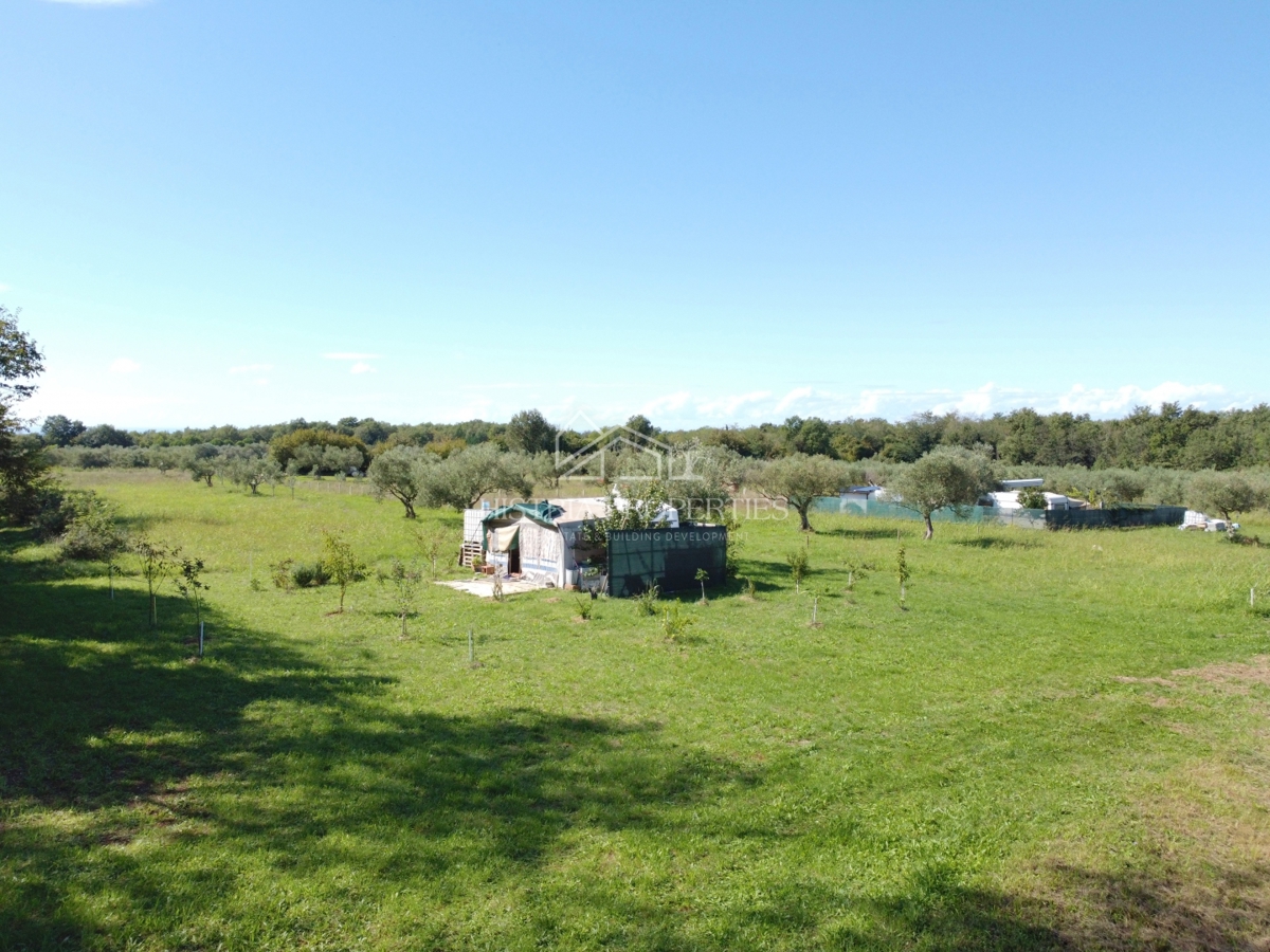 Vikend parcela na sončni lokaciji nedaleč od morja