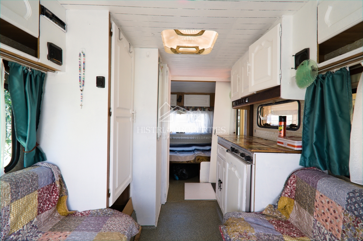 Vikend parcela na sončni lokaciji nedaleč od morja