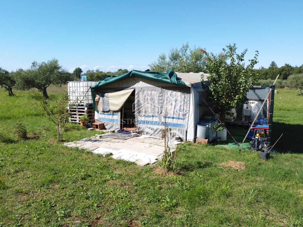 Vikend parcela na sončni lokaciji nedaleč od morja