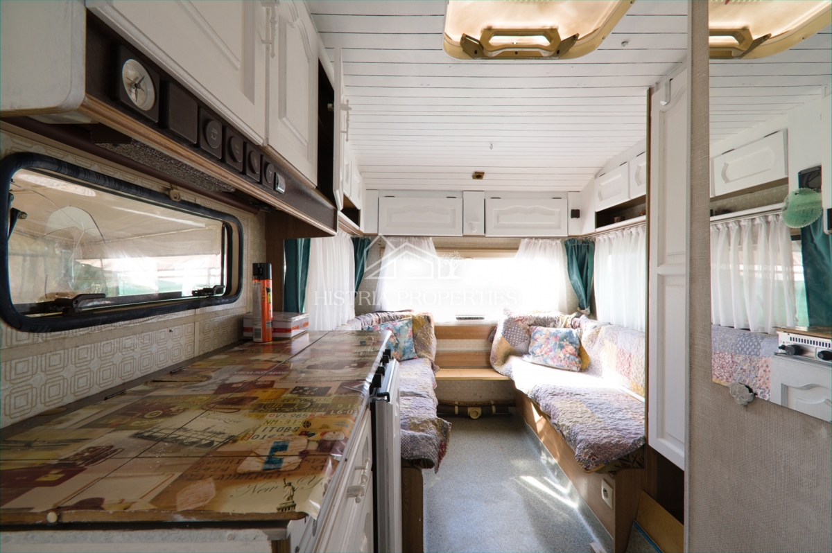 Vikend parcela na sončni lokaciji nedaleč od morja