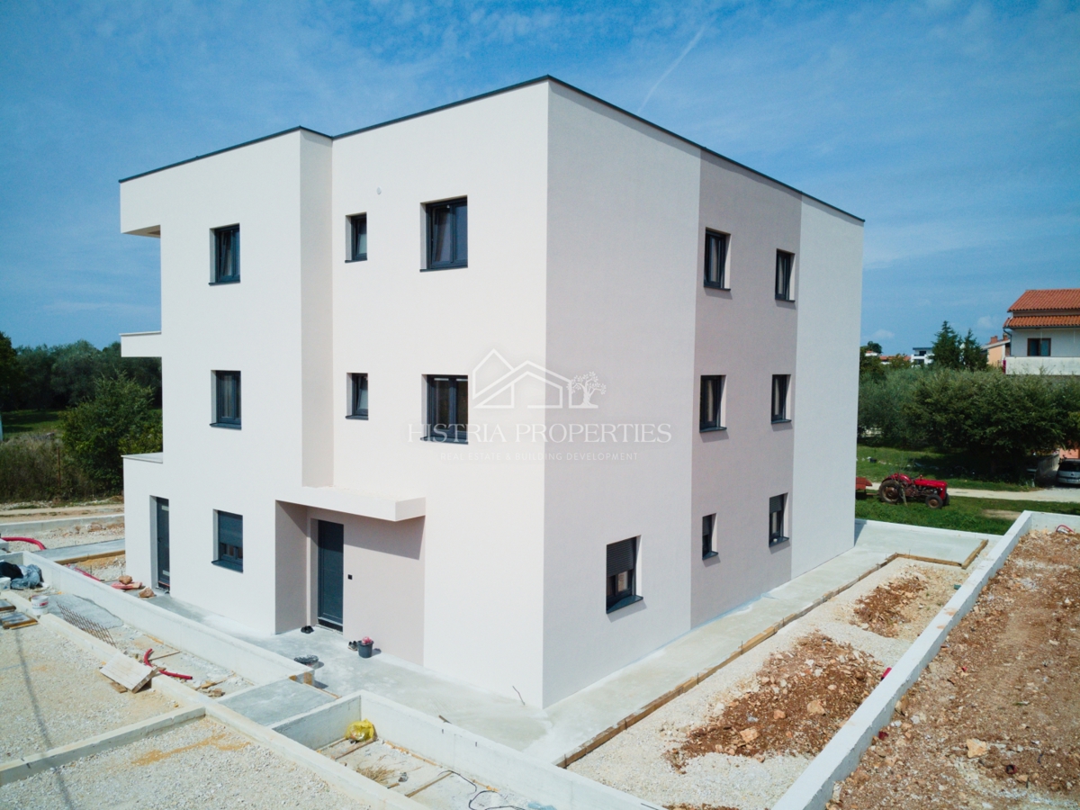 Mirno vzdušje za sprostitev na terasi novega stanovanja v bližini Poreča