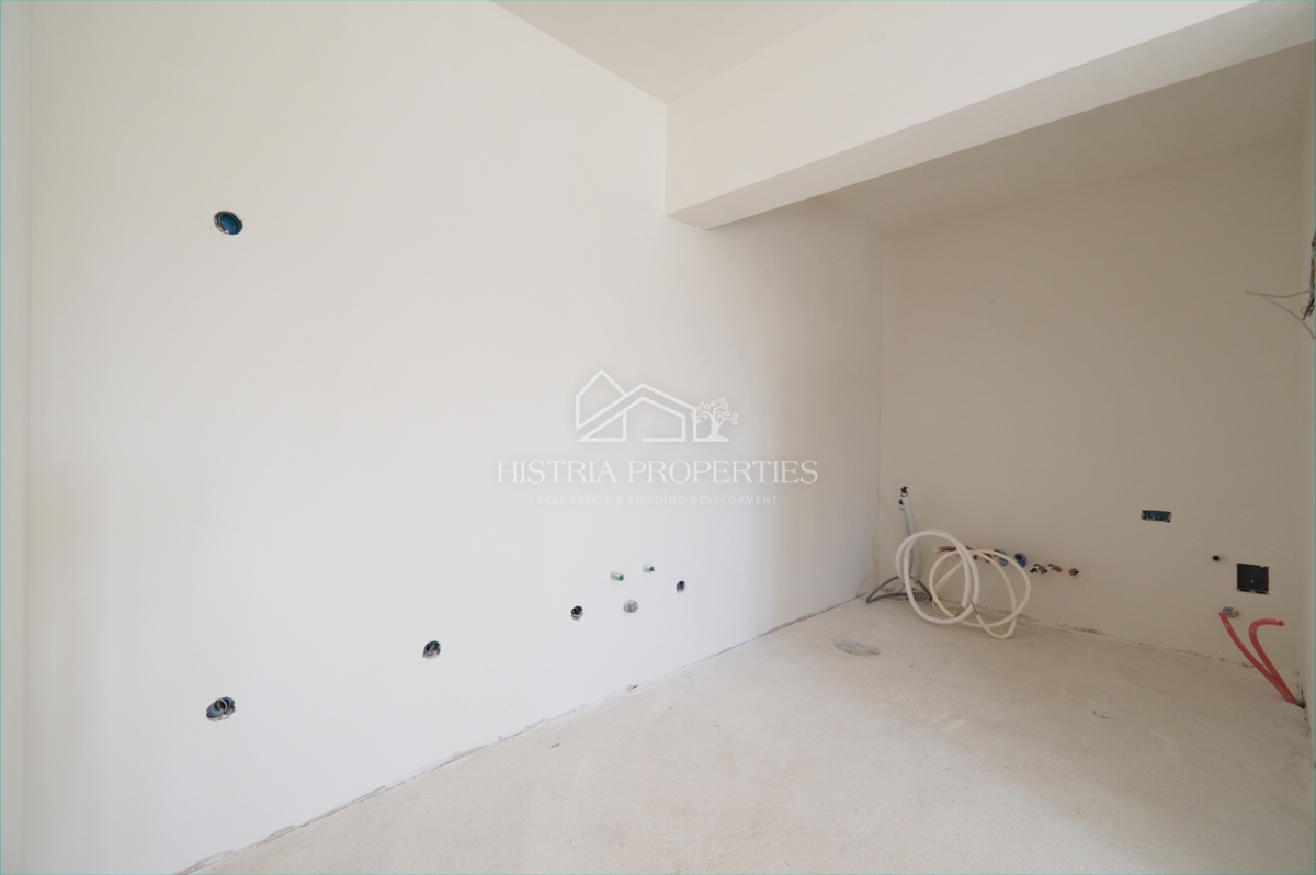 Mirno vzdušje za sprostitev na terasi novega stanovanja v bližini Poreča