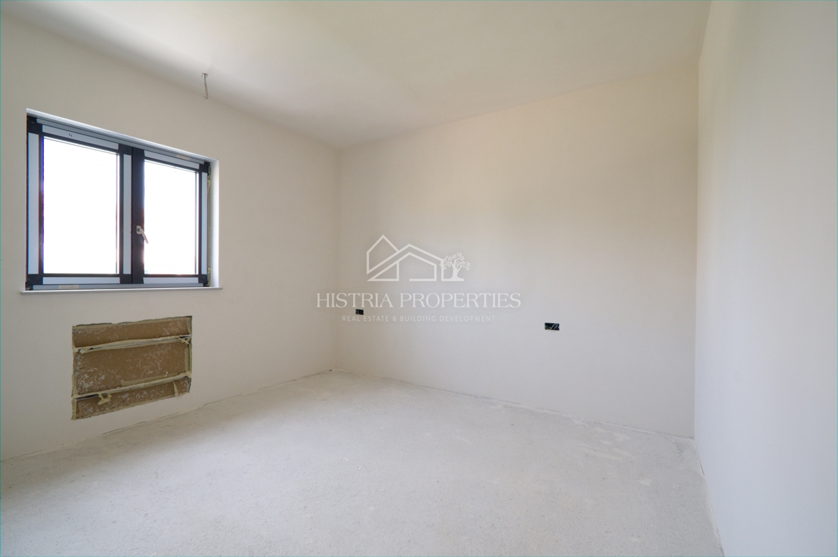 Mirno vzdušje za sprostitev na terasi novega stanovanja v bližini Poreča