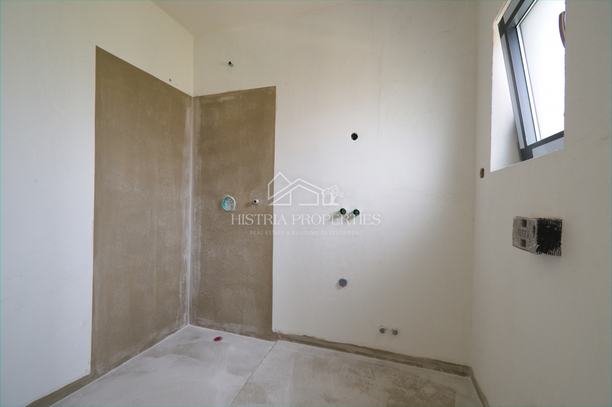 Mirno vzdušje za sprostitev na terasi novega stanovanja v bližini Poreča