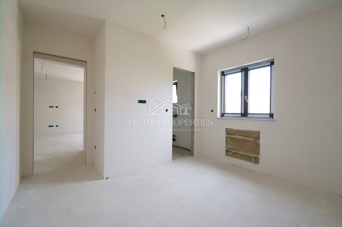 Mirno vzdušje za sprostitev na terasi novega stanovanja v bližini Poreča