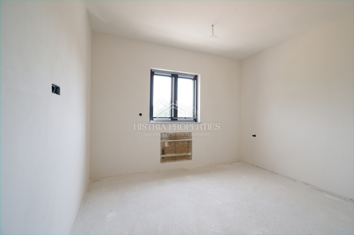 Mirno vzdušje za sprostitev na terasi novega stanovanja v bližini Poreča