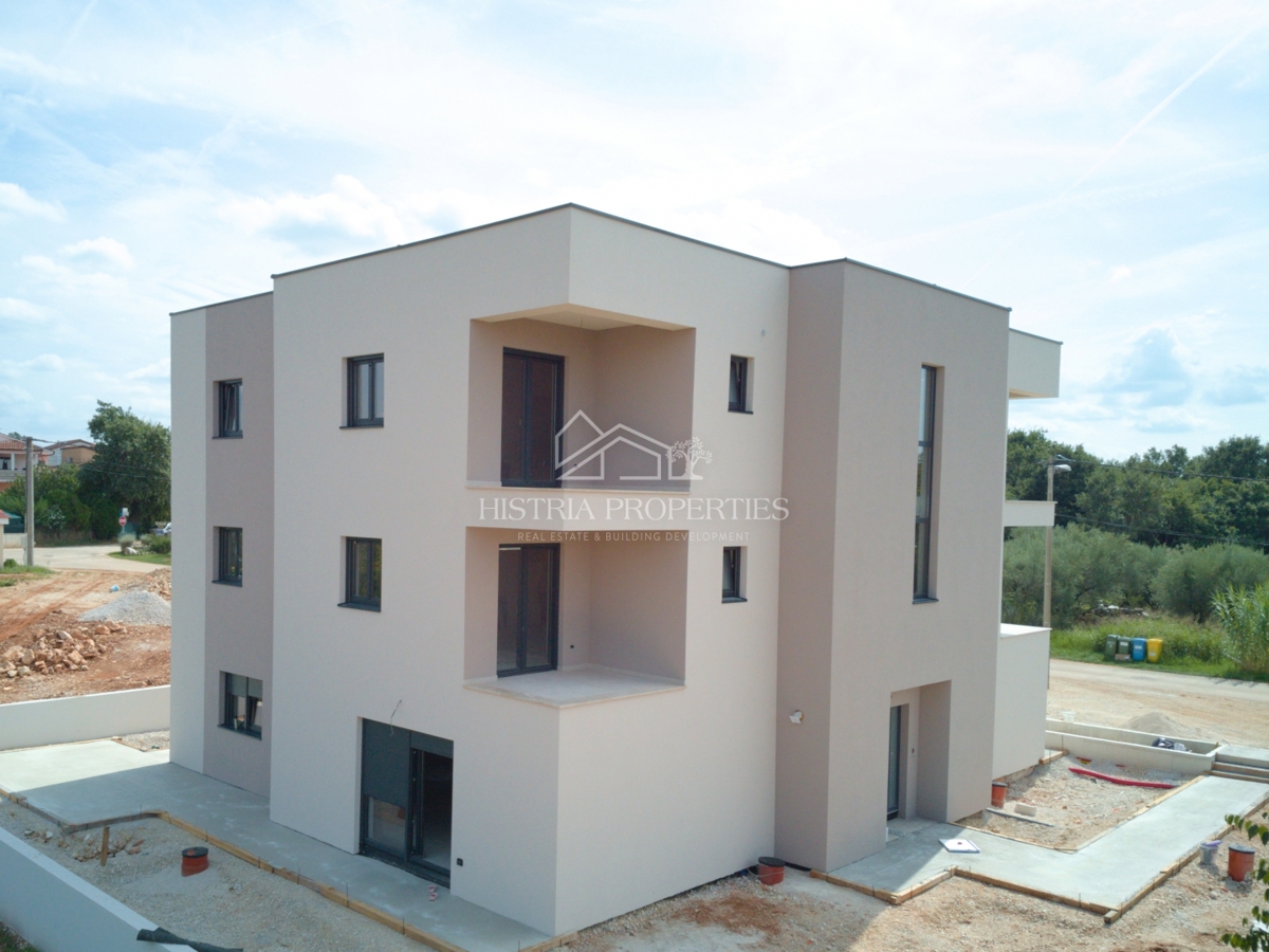 Mirno vzdušje za sprostitev na terasi novega stanovanja v bližini Poreča