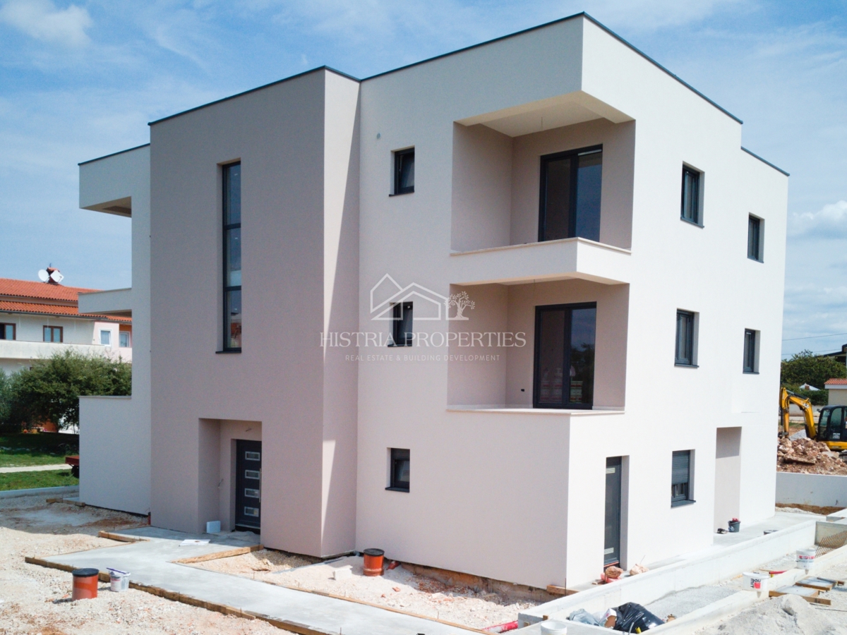 Mirno vzdušje za sprostitev na terasi novega stanovanja v bližini Poreča