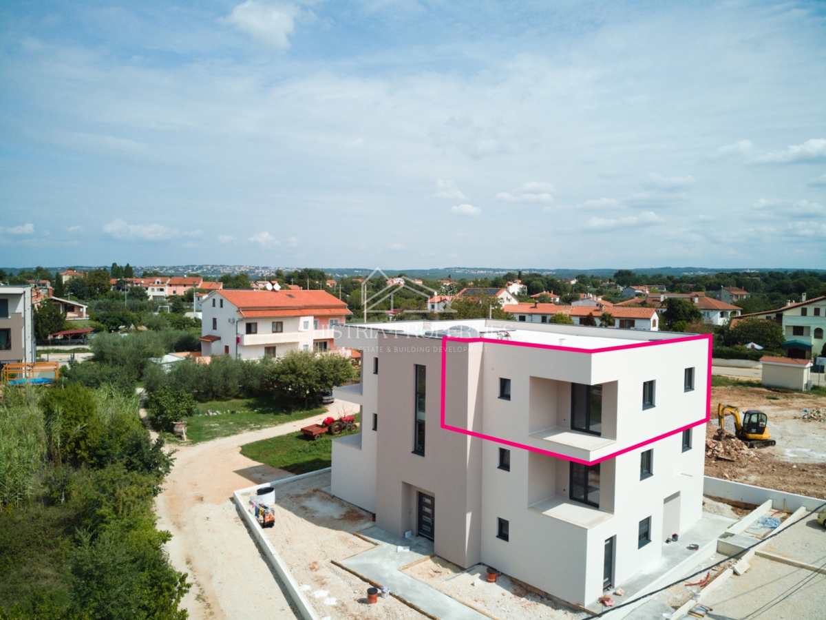 Mirno vzdušje za sprostitev na terasi novega stanovanja v bližini Poreča