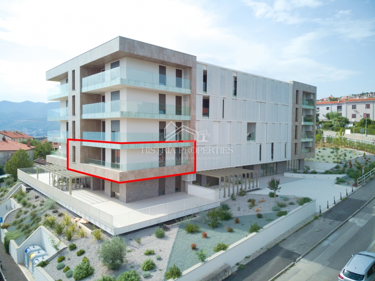 Izjemno kakovostno stanovanje s teraso in čudovitim razgledom, z bogato vsebino