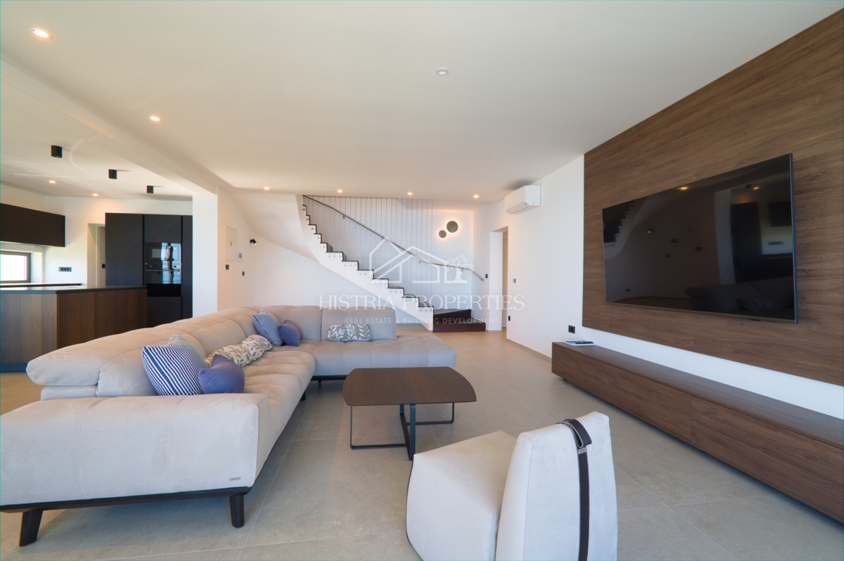 Edinstvena luksuzna vila z razgledom na celoten Kvarnerski zaliv, ki bo pritegnila vašo pozornost v bližini Opatije