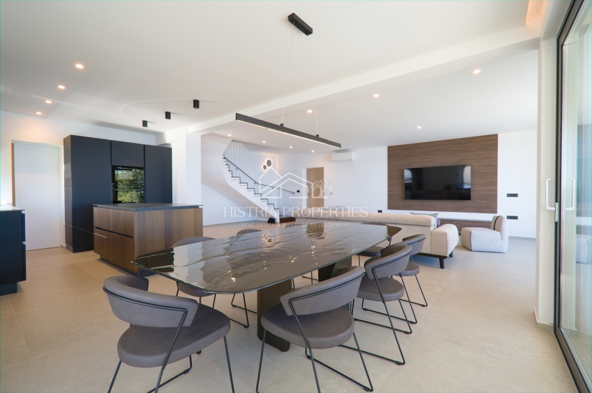 Edinstvena luksuzna vila z razgledom na celoten Kvarnerski zaliv, ki bo pritegnila vašo pozornost v bližini Opatije