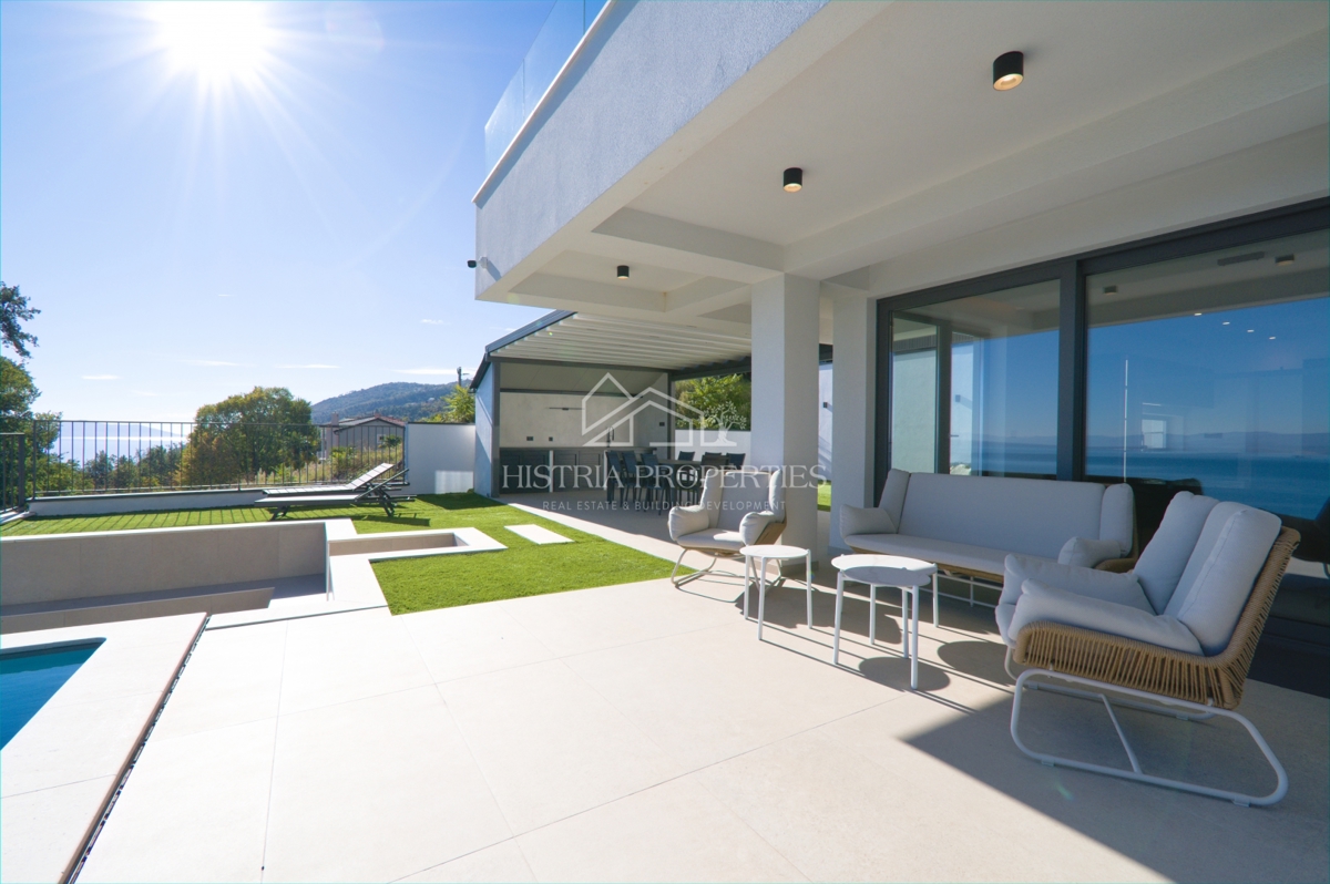 Edinstvena luksuzna vila z razgledom na celoten Kvarnerski zaliv, ki bo pritegnila vašo pozornost v bližini Opatije