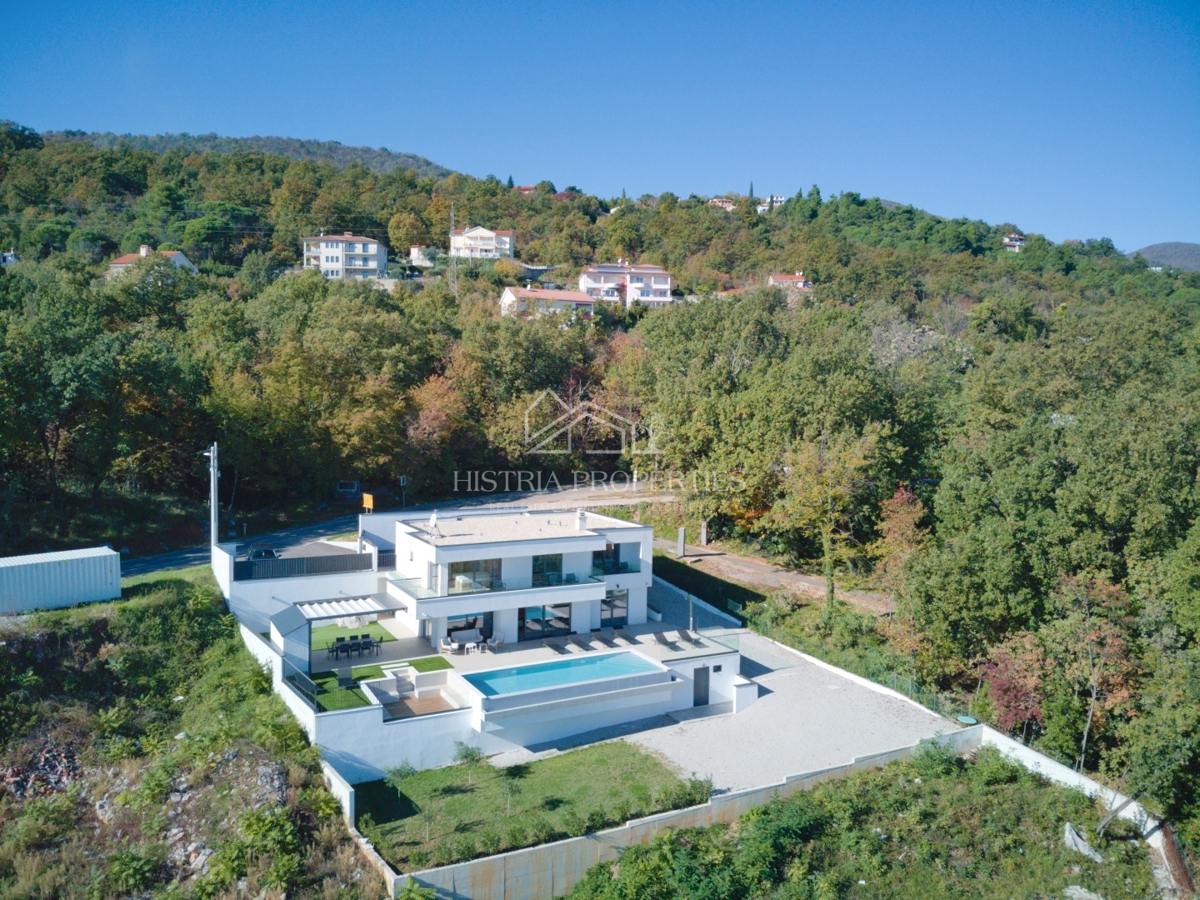 Edinstvena luksuzna vila z razgledom na celoten Kvarnerski zaliv, ki bo pritegnila vašo pozornost v bližini Opatije
