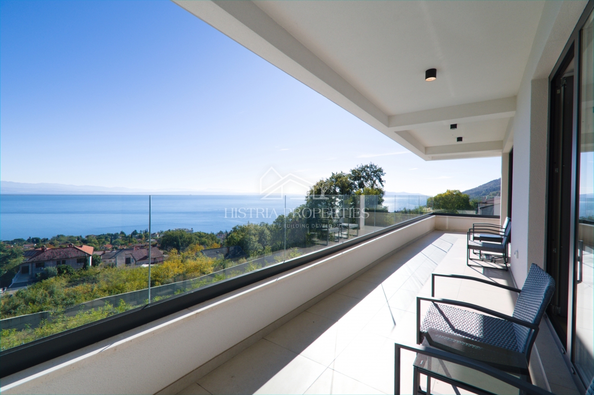 Edinstvena luksuzna vila z razgledom na celoten Kvarnerski zaliv, ki bo pritegnila vašo pozornost v bližini Opatije