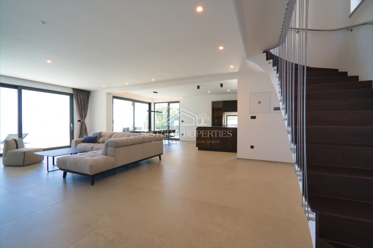 Edinstvena luksuzna vila z razgledom na celoten Kvarnerski zaliv, ki bo pritegnila vašo pozornost v bližini Opatije