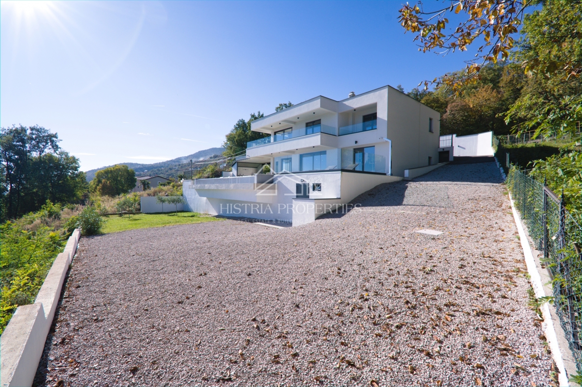 Edinstvena luksuzna vila z razgledom na celoten Kvarnerski zaliv, ki bo pritegnila vašo pozornost v bližini Opatije