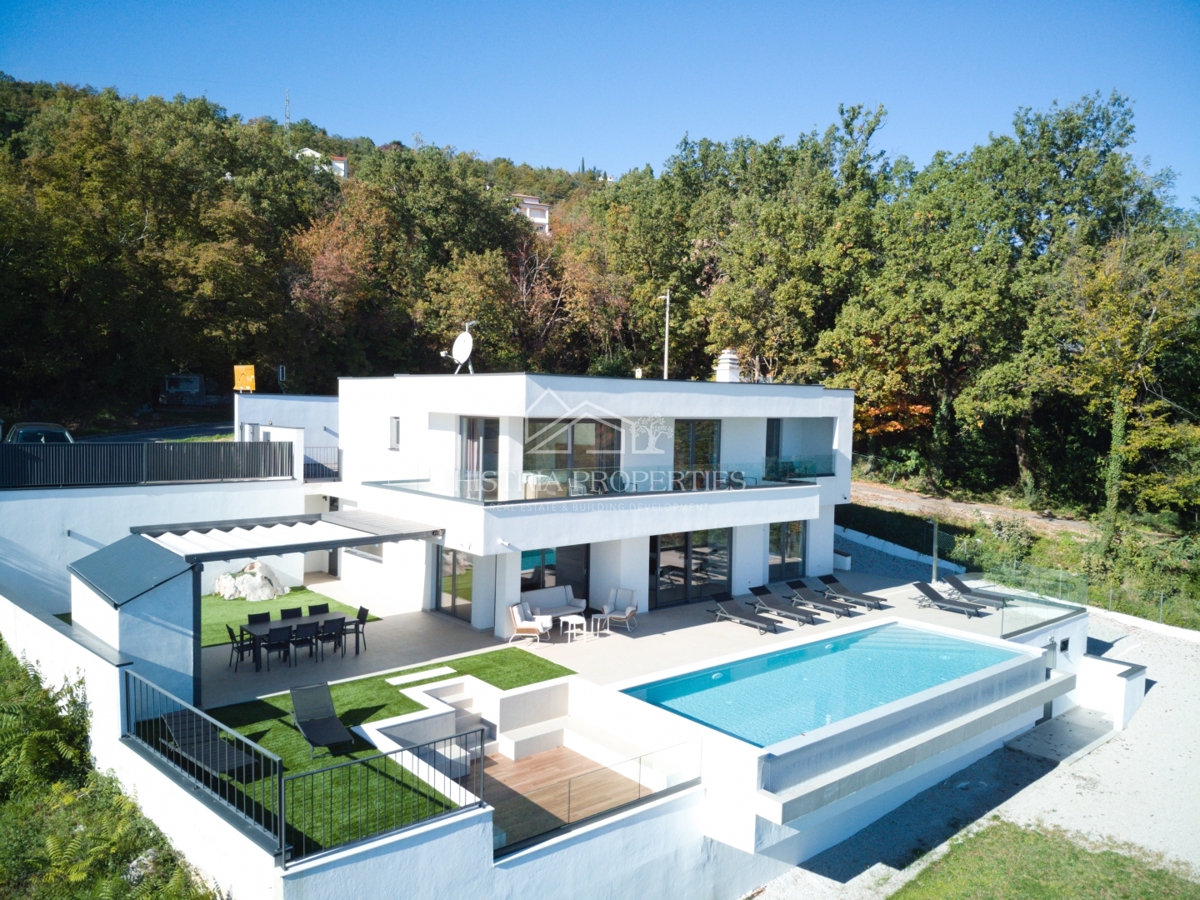 Edinstvena luksuzna vila z razgledom na celoten Kvarnerski zaliv, ki bo pritegnila vašo pozornost v bližini Opatije