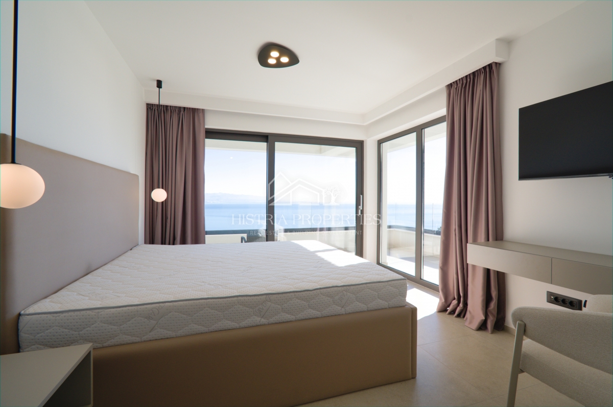 Edinstvena luksuzna vila z razgledom na celoten Kvarnerski zaliv, ki bo pritegnila vašo pozornost v bližini Opatije