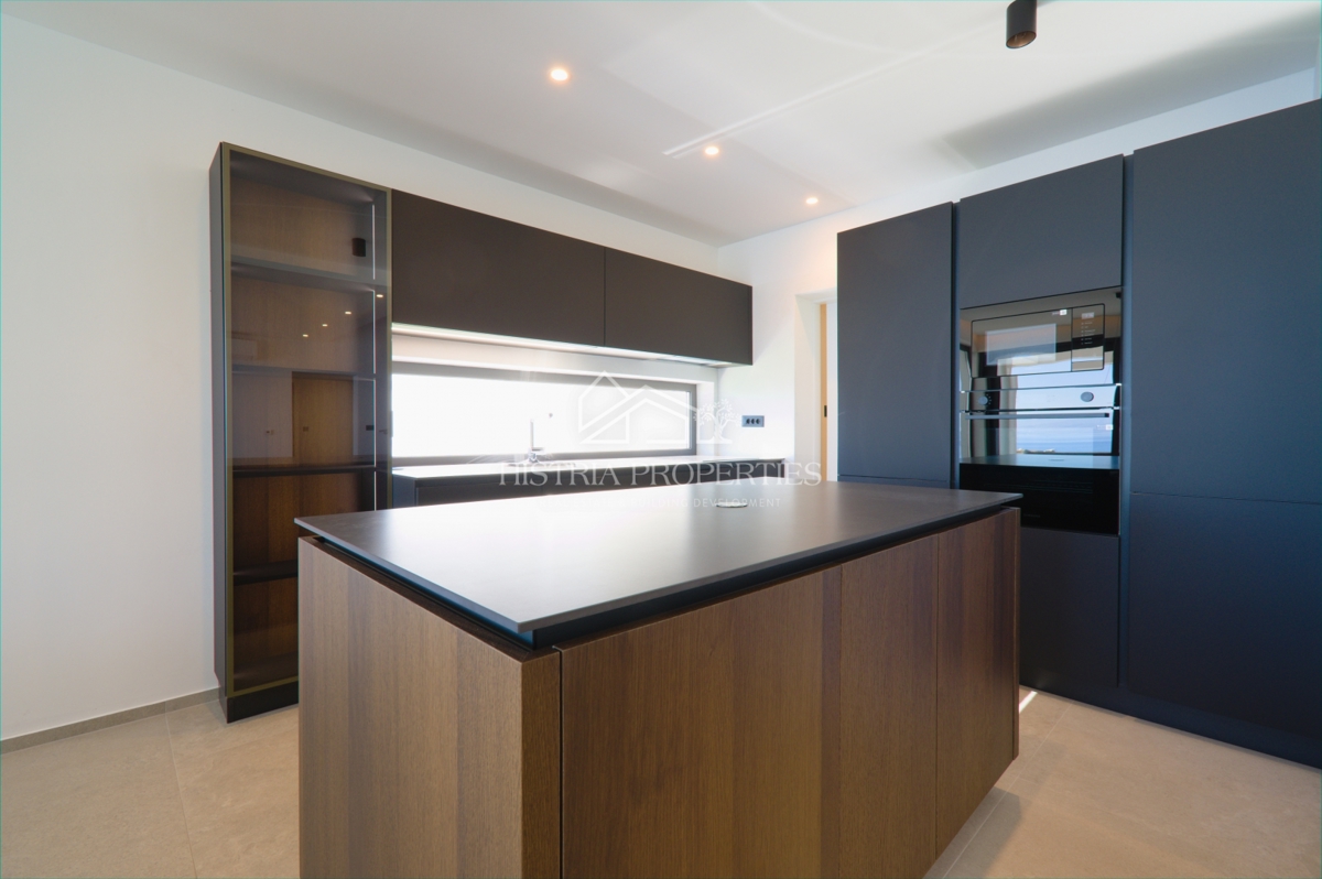 Edinstvena luksuzna vila z razgledom na celoten Kvarnerski zaliv, ki bo pritegnila vašo pozornost v bližini Opatije