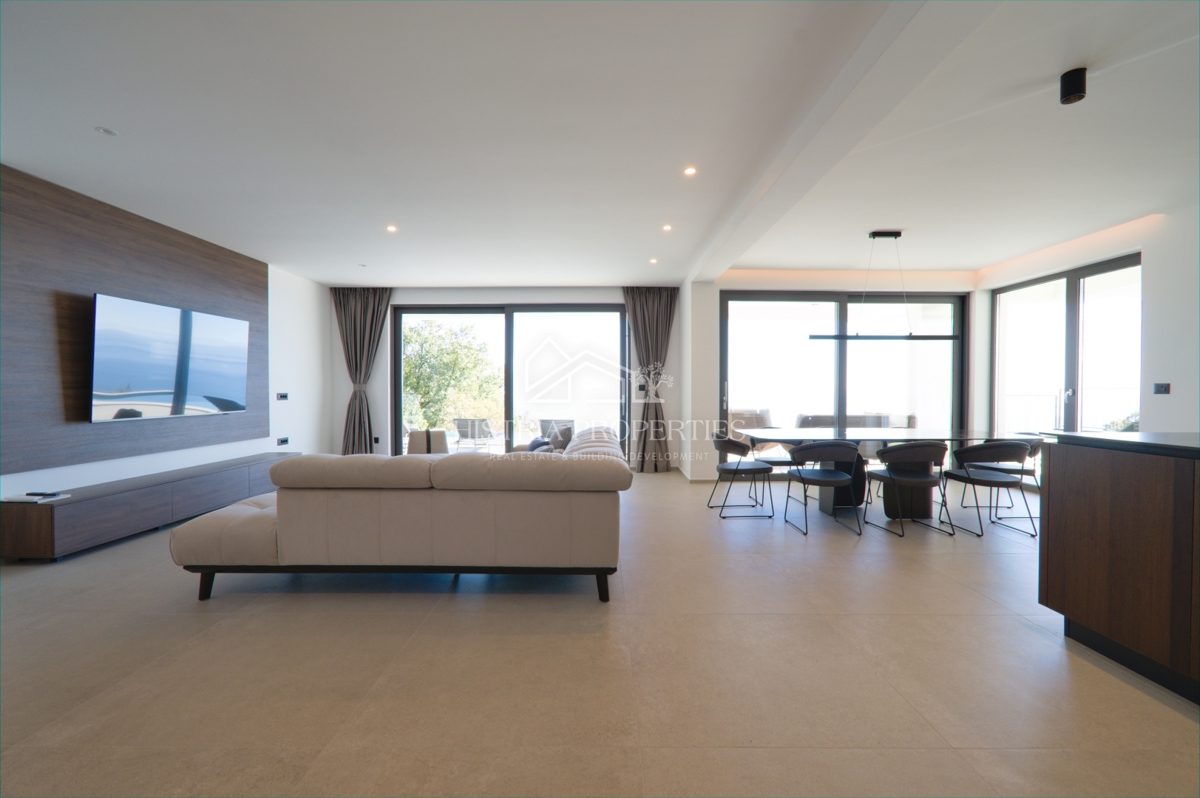 Edinstvena luksuzna vila z razgledom na celoten Kvarnerski zaliv, ki bo pritegnila vašo pozornost v bližini Opatije