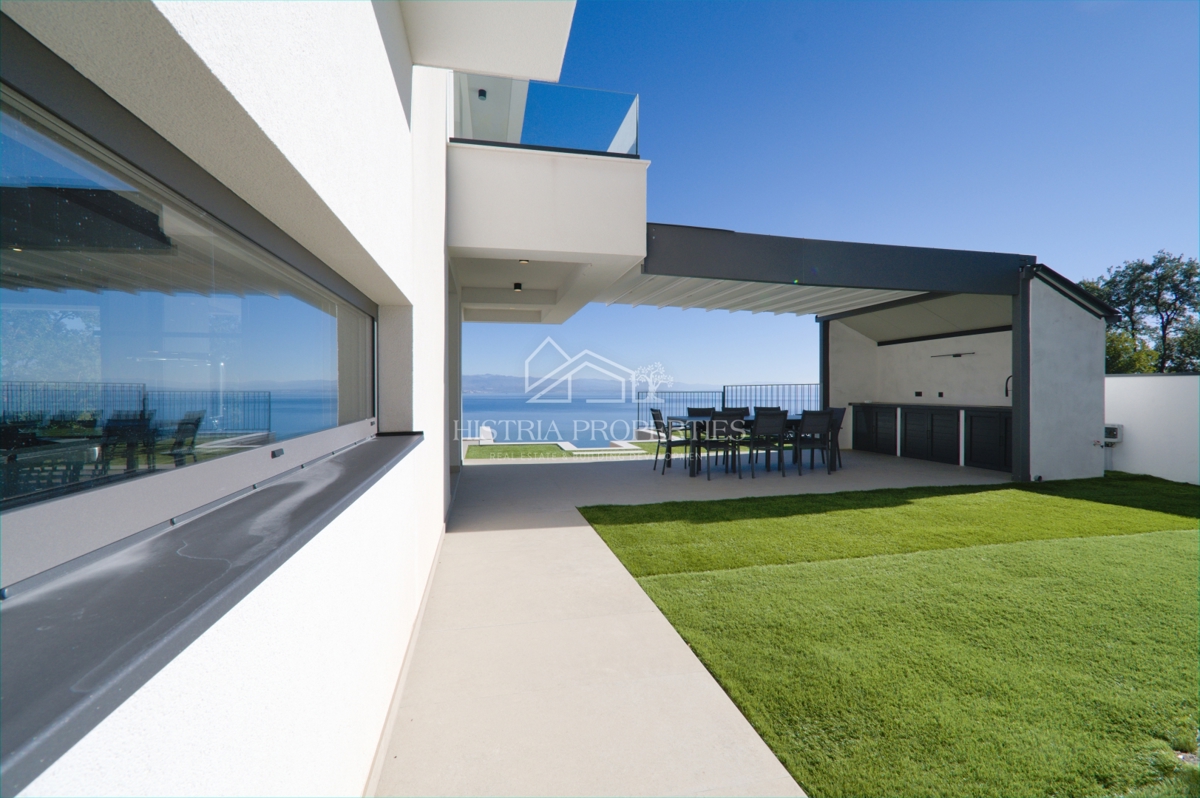 Edinstvena luksuzna vila z razgledom na celoten Kvarnerski zaliv, ki bo pritegnila vašo pozornost v bližini Opatije