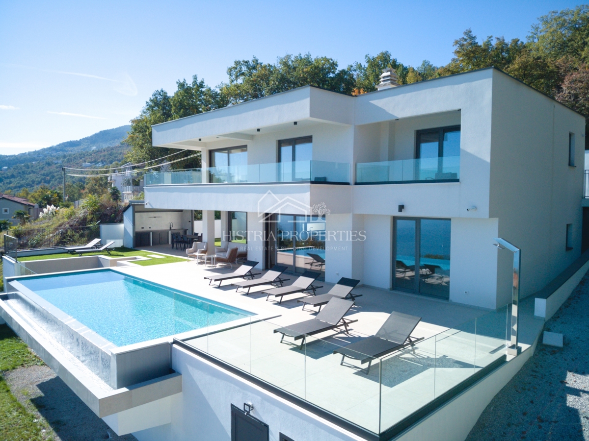 Edinstvena luksuzna vila z razgledom na celoten Kvarnerski zaliv, ki bo pritegnila vašo pozornost v bližini Opatije