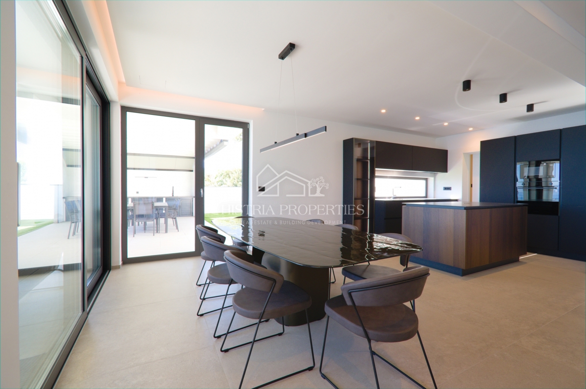 Edinstvena luksuzna vila z razgledom na celoten Kvarnerski zaliv, ki bo pritegnila vašo pozornost v bližini Opatije