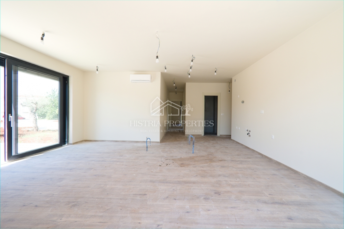 Pritlično stanovanje s skupnim bazenom v luksuzni novogradnji