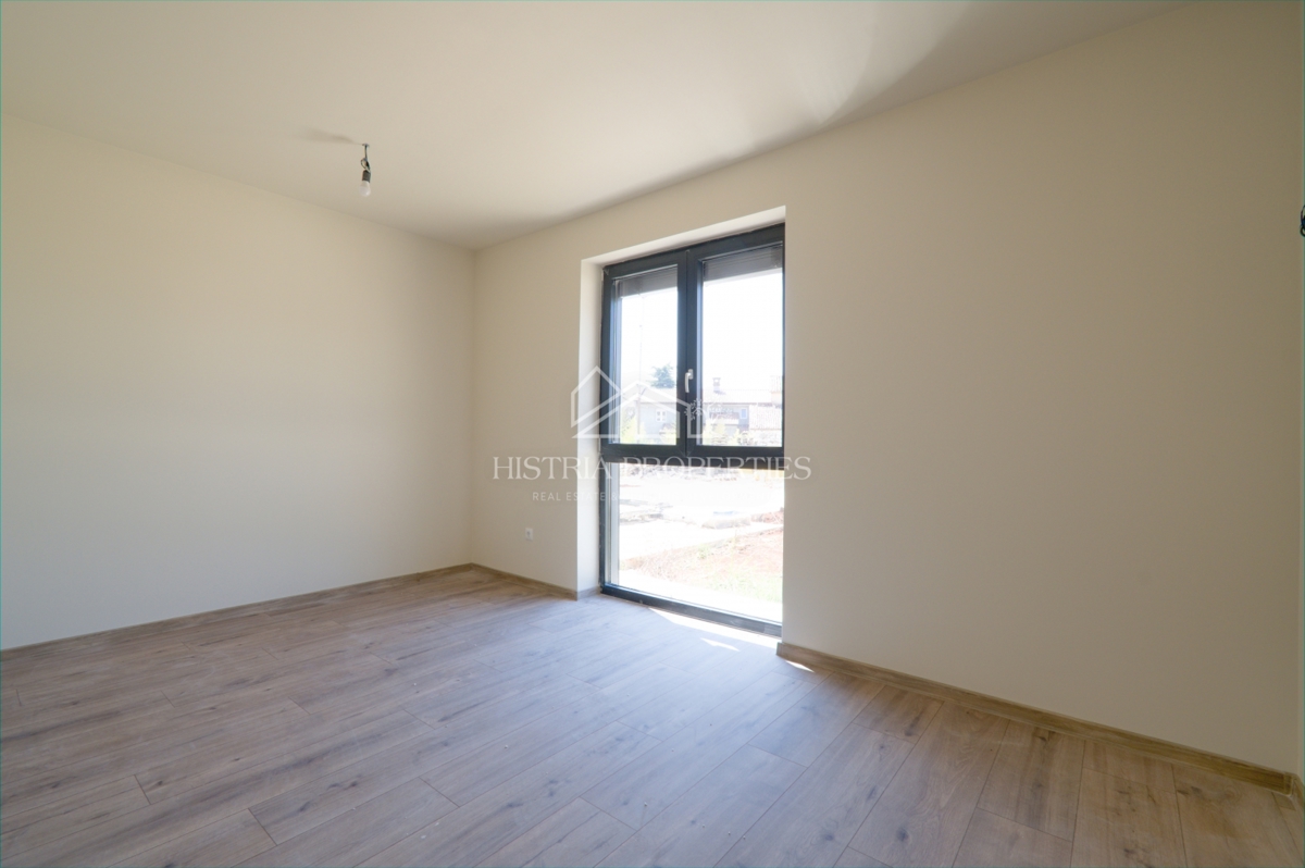 Pritlično stanovanje s skupnim bazenom v luksuzni novogradnji