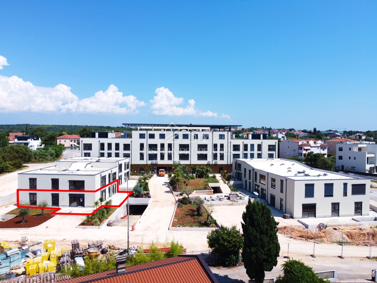 Pritlično stanovanje s skupnim bazenom v luksuzni novogradnji