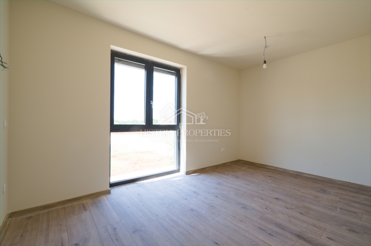 Pritlično stanovanje s skupnim bazenom v luksuzni novogradnji