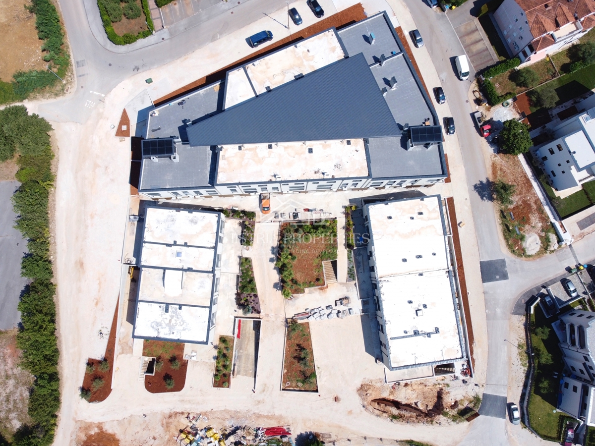 Pritlično stanovanje s skupnim bazenom v luksuzni novogradnji