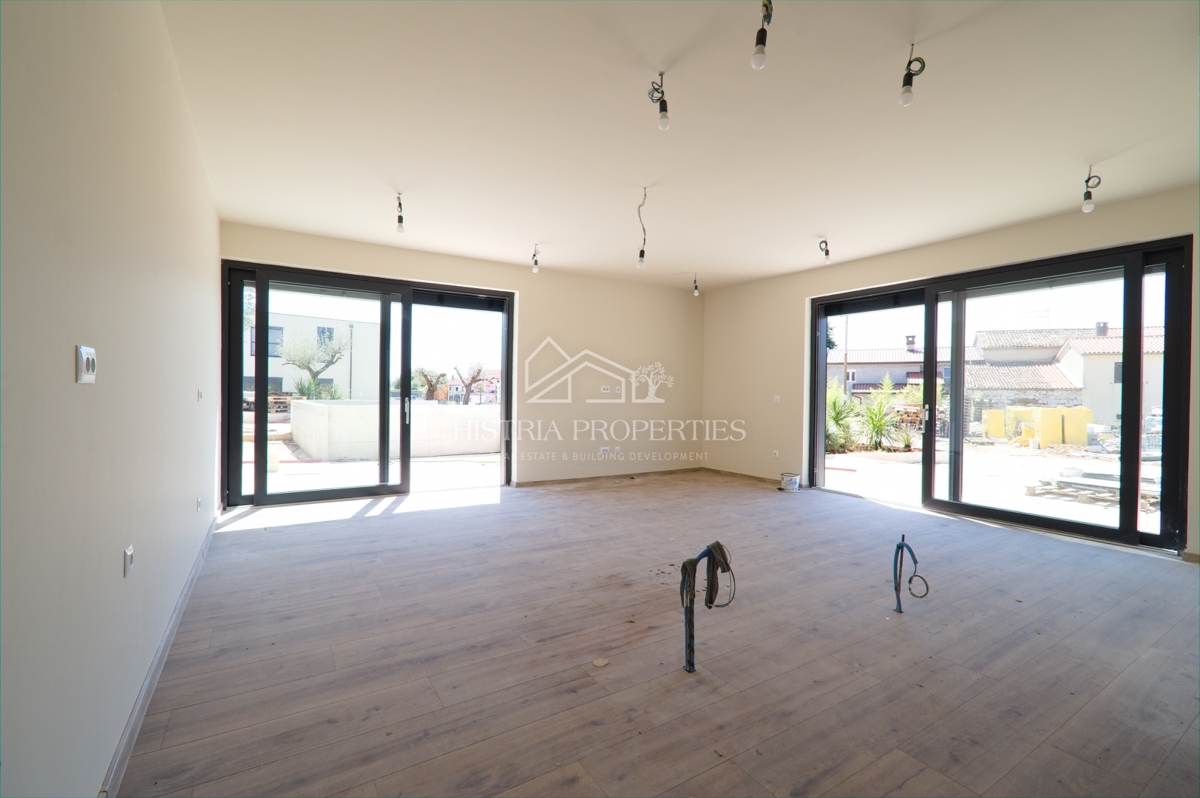 Pritlično stanovanje s skupnim bazenom v luksuzni novogradnji