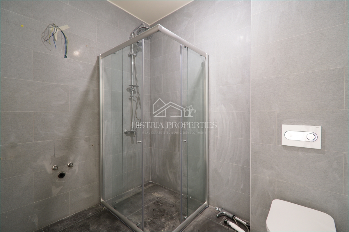 Pritlično stanovanje s skupnim bazenom v luksuzni novogradnji