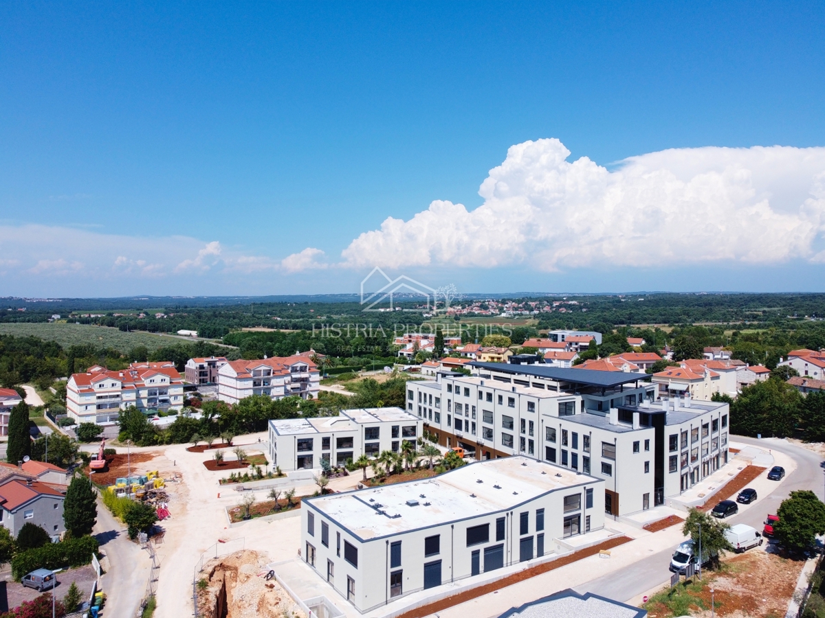 Pritlično stanovanje s skupnim bazenom v luksuzni novogradnji