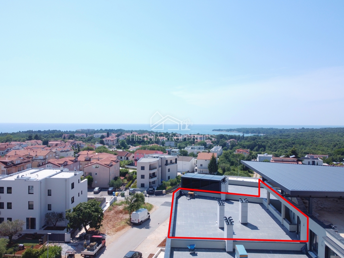 Penthouse v fantastični ultramoderni stavbi z bazenom 1 km od morja