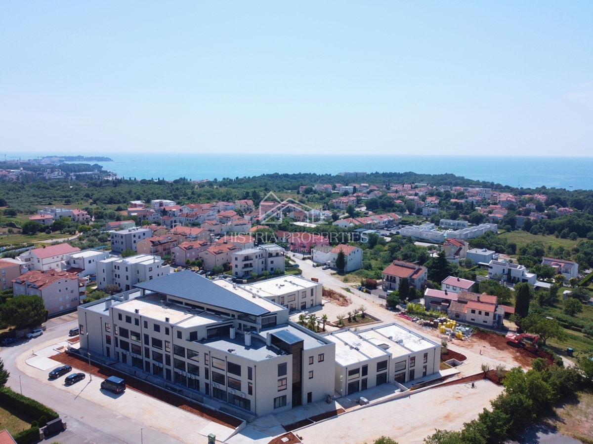 Penthouse v fantastični ultramoderni stavbi z bazenom 1 km od morja