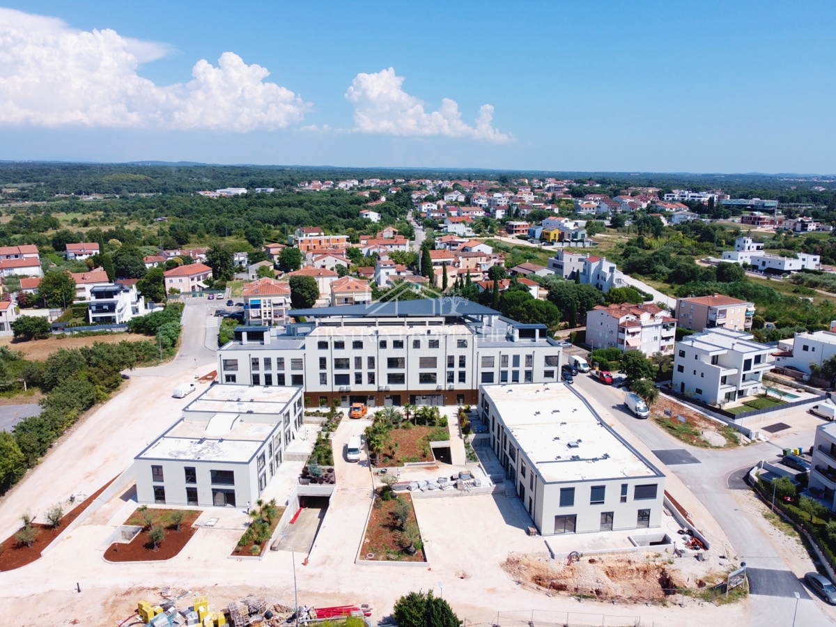 Penthouse v fantastični ultramoderni stavbi z bazenom 1 km od morja