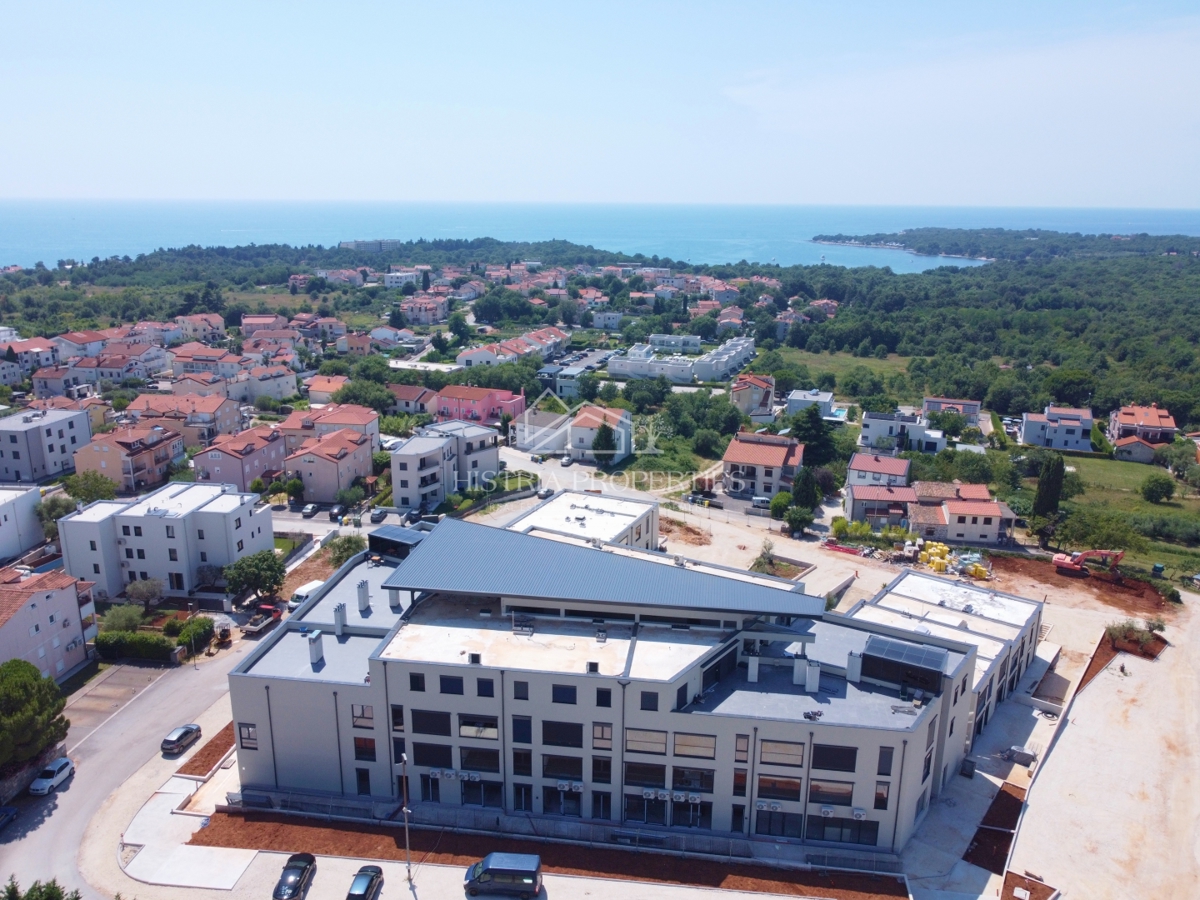 Penthouse v fantastični ultramoderni stavbi z bazenom 1 km od morja