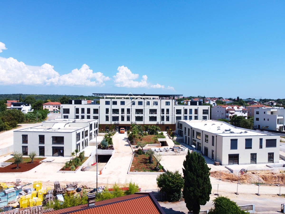 Penthouse v fantastični ultramoderni stavbi z bazenom 1 km od morja